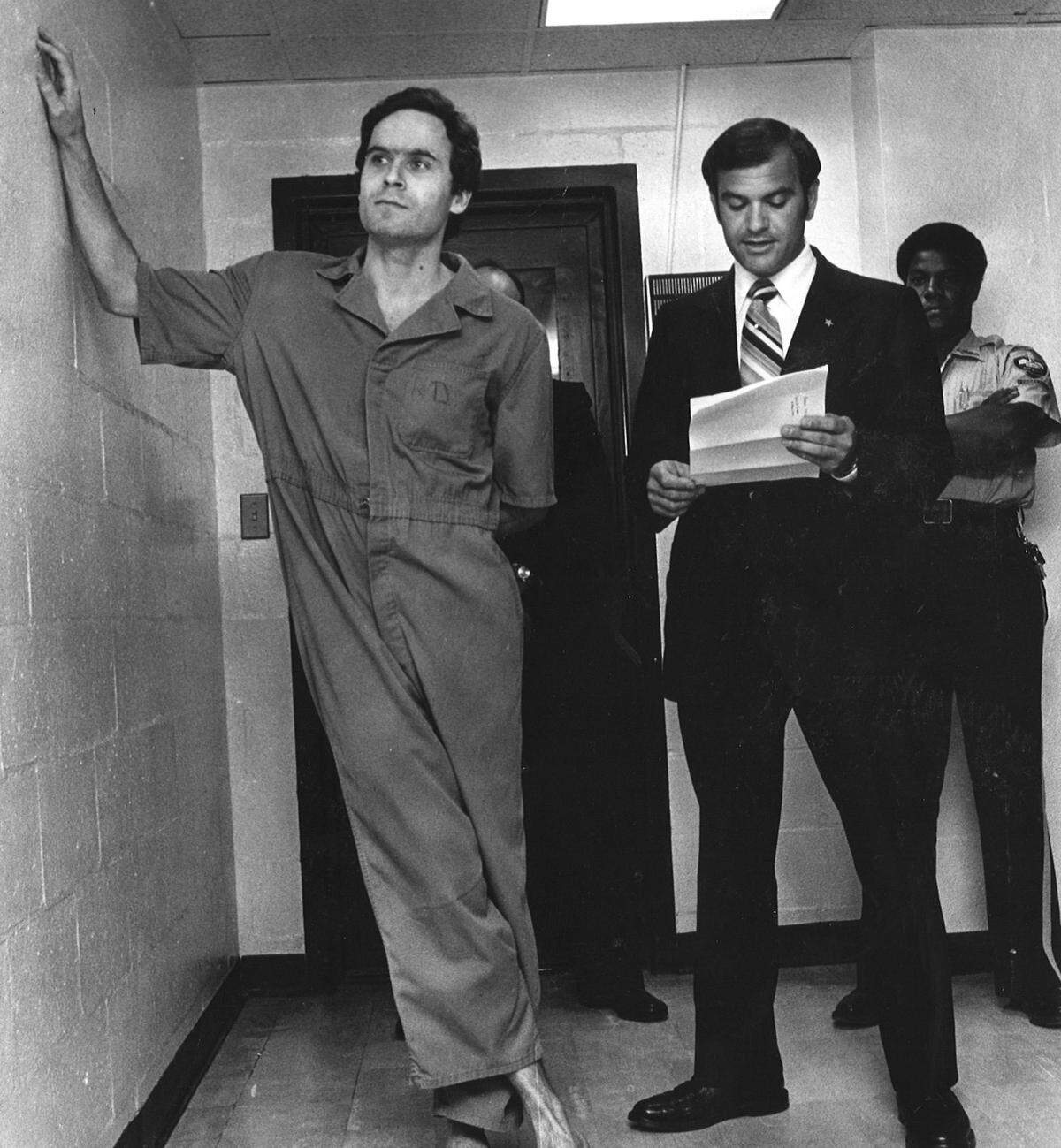 Ted Bundy leans against the wall as Sheriff Ken Katsaris reads a document to him on Feb. 27, 1978.0583 001