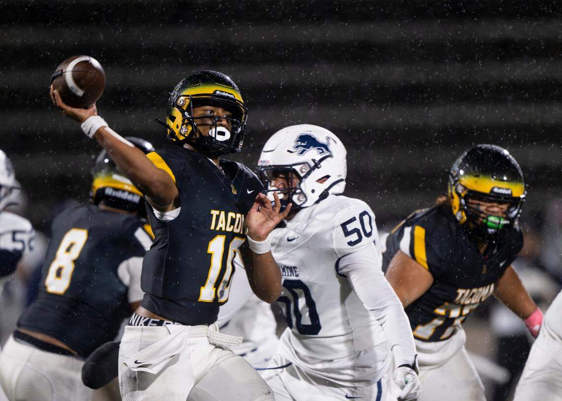Lincoln’s Sione Kaho (10) passes the ball during the second half of the game against Bellarmine Prep at Lincoln High School, on Friday, Oct. 18, 2024, in Tacoma, Wash.
