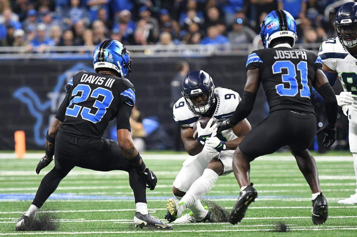 Seattle Seahawks running back Kenneth Walker III (9) runs with the ball against the Detroit Lions in the second quarter at Ford Field, in Detroit, Mich. Mandatory Credit: Eamon Horwedel-Imagn Images