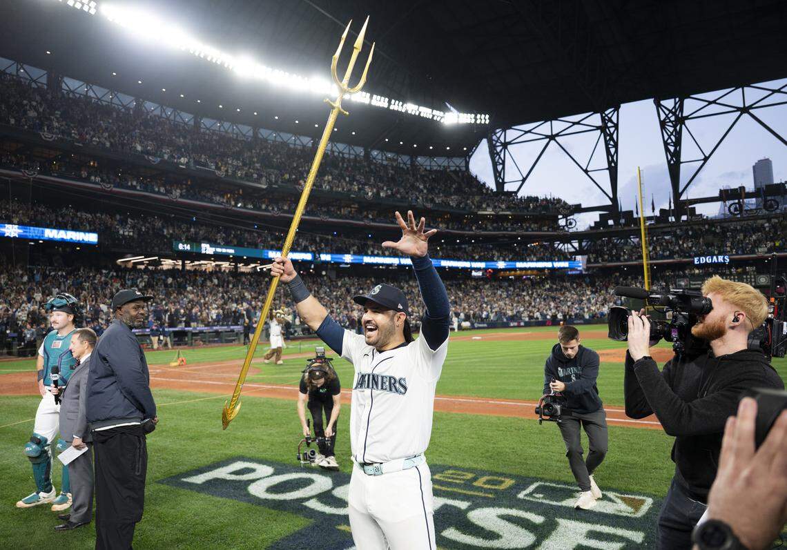 Seattle Mariners third baseman Eugenio Suárez (28) holds up the trident after the Seattle Mariners 6-2 win in Game 5 in the AL Championship Series at T-Mobile Park, on Friday, Oct. 17, 2025, in Seattle.