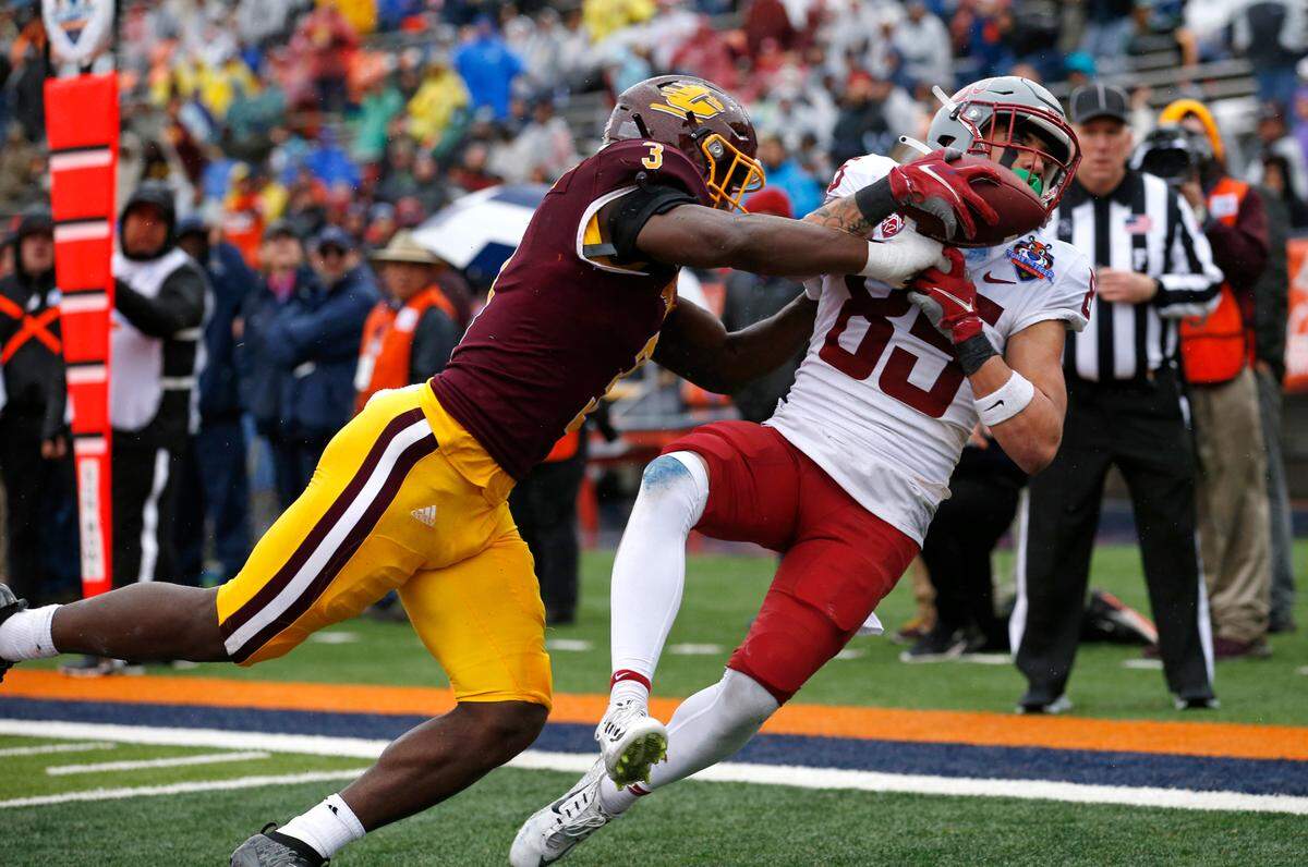 Washington State wide receiver Lincoln Victor (85) catches a pass in the end zone for a touchdown as he’s defended by Central Michigan defensive back Alonzo McCoy (3) during the second half of the Sun Bowl NCAA college football game in El Paso, Texas, Friday, Dec. 31, 2021. (AP Photo/Andres Leighton)
