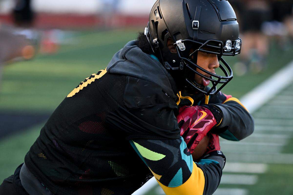 Lincoln’s Dre Sio Fetaui runs drills during practice at Lincoln High School, Friday, Aug. 18, 2023, in Tacoma, Wash.