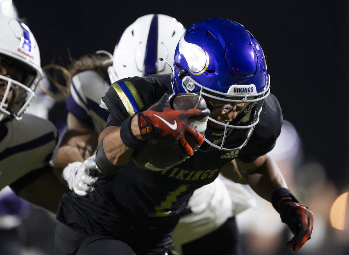 Puyallup wide receiver J'Isaiah Mitchell (1) scores a touchdown against the Sumner Spartans during the first half of the game at Sparks Stadium, on Saturday, Oct. 4, 2025, in Puyallup, Wash.
