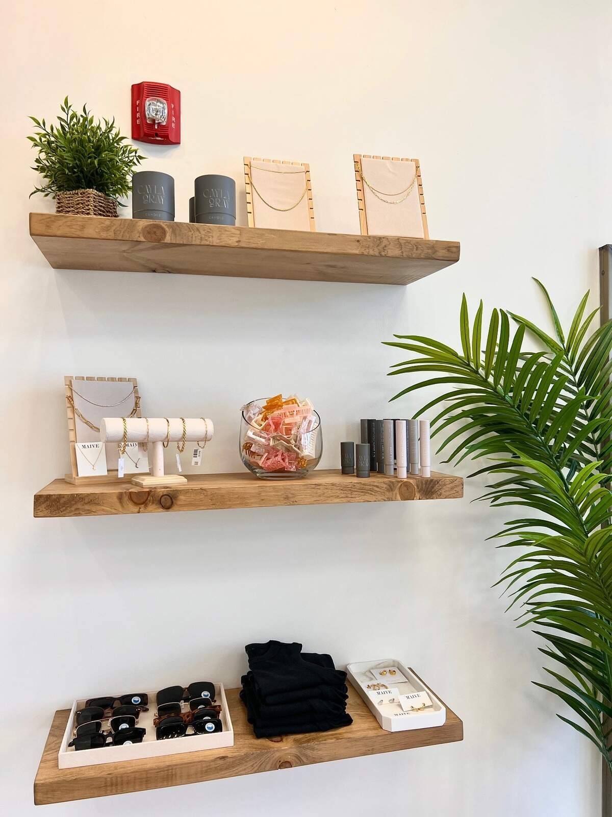 Aside from clothing for all sizes, you can also find jewelry, hair clips, candles, sunglasses and perfumes.&nbsp;
