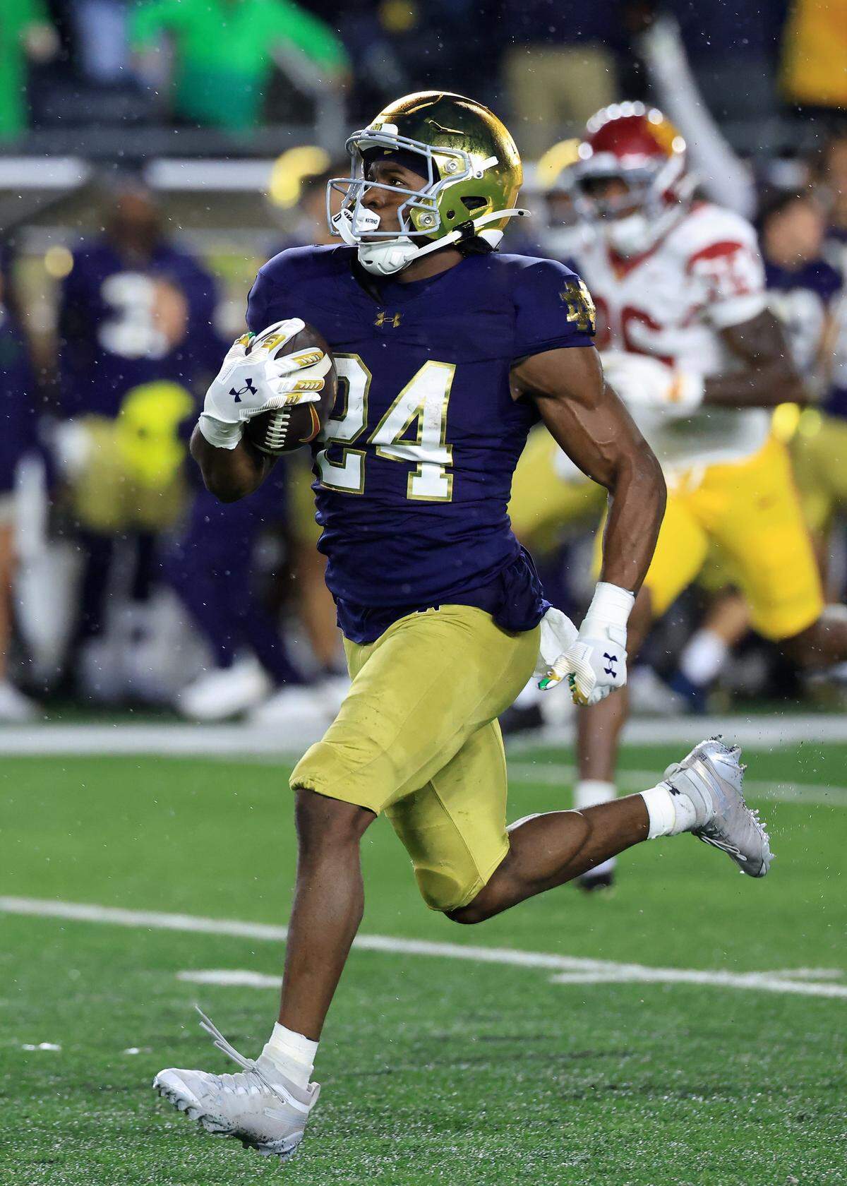 SOUTH BEND, INDIANA - OCTOBER 18: Jadarian Price #24 of the Notre Dame Fighting Irish returns a kickoff for a touchdown during the third quarter against the USC Trojans at Notre Dame Stadium on October 18, 2025 in South Bend, Indiana. (Photo by Justin Casterline/Getty Images)