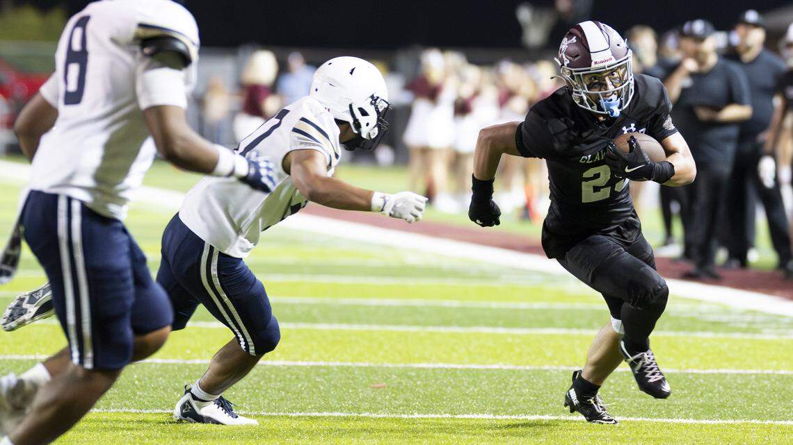 Enumclaw Hornets running back Cole Chiechi (29) carries the ball against the Decatur Golden Gators during the first half of the game at Pete’s Pool, on Thursday, Sept. 4, 2025, in Enumclaw, Wash.