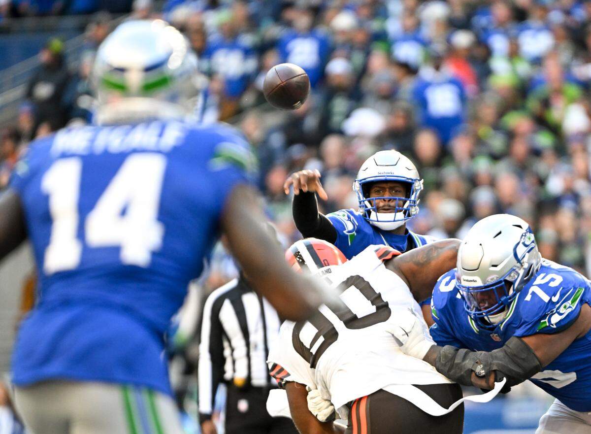 Seattle Seahawks quarterback Geno Smith (7), center passes the ball to wide receiver DK Metcalf (14) during the fourth quarter of the game at Lumen Field, Sunday, Oct. 29, 2023, in Seattle, Wash.