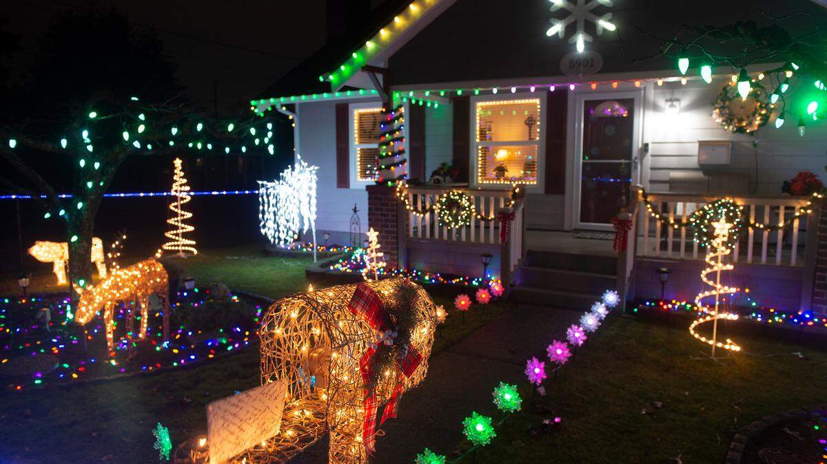 Robotic Christmas display at 5901 S. Montgomery St. in Tacoma in 2020.