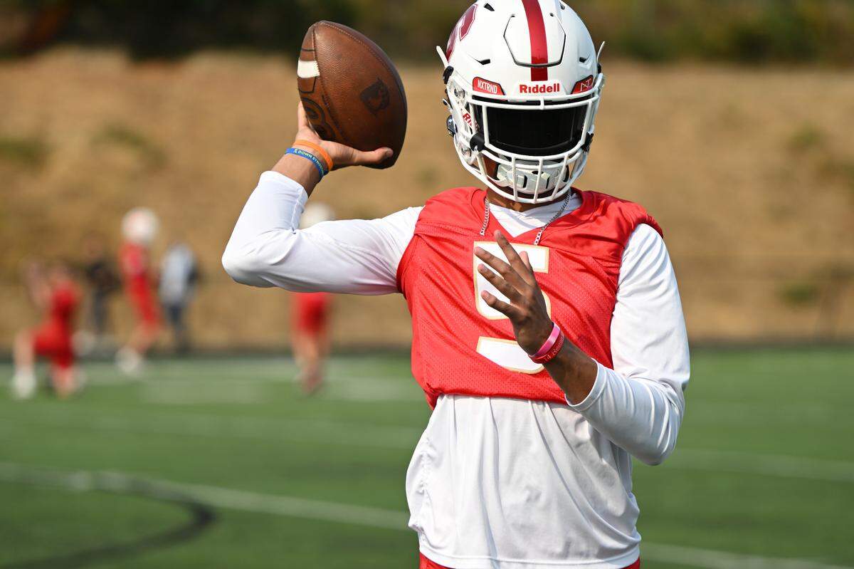 Steilacoom’s Jaydus Green warms up during a practice at Steilacoom High School, Wednesday, Aug. 23, 2023, in Steilacoom, Wash.
