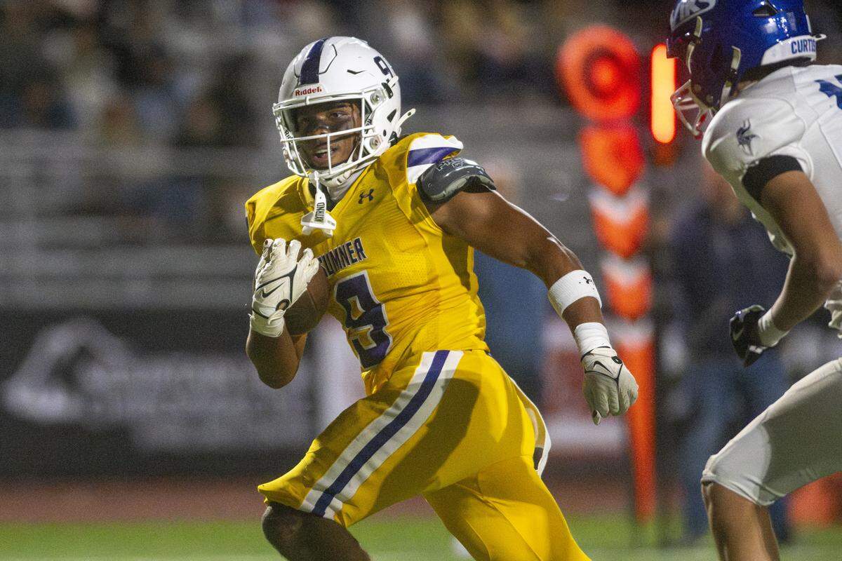 Sumner running back Lance McGee (9) out paces Curtis defenders to carry the ball into the end zone for a touchdown on Friday, Oct. 17, 2025, in Sumner, Wash.