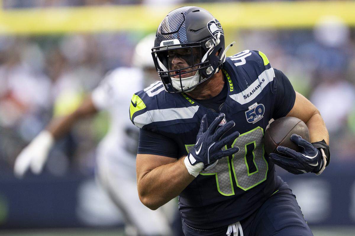 Seattle Seahawks fullback Robbie Ouzts (40) picks up yards after the catch during the first quarter of the game against the Las Vegas Raiders at Lumen Field, on Thursday, Aug. 7, 2025, in Seattle, Wash.