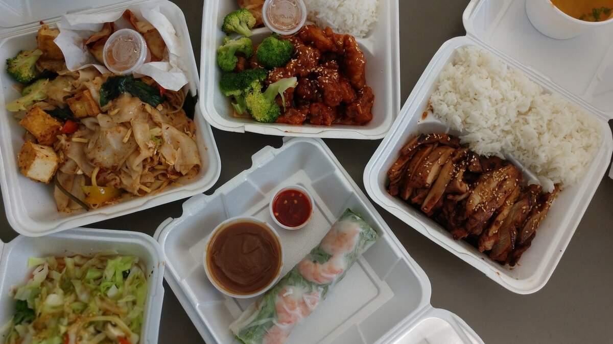 Souper Pho is the ultimate restaurant with the greatest hits of Asian cuisine. The restaurant serves Vietnamese, Thai, Chinese and Japanese cuisine.