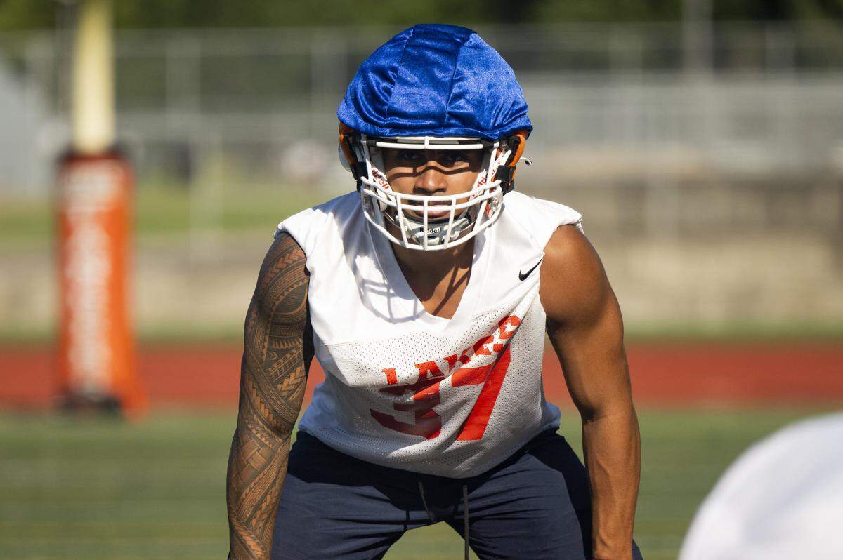 Lakes linebacker Ta'u Mareko plays the middle during a football practice at Lakes High School on Wednesday, Aug. 20, 2025, in Lakewood, Wash..