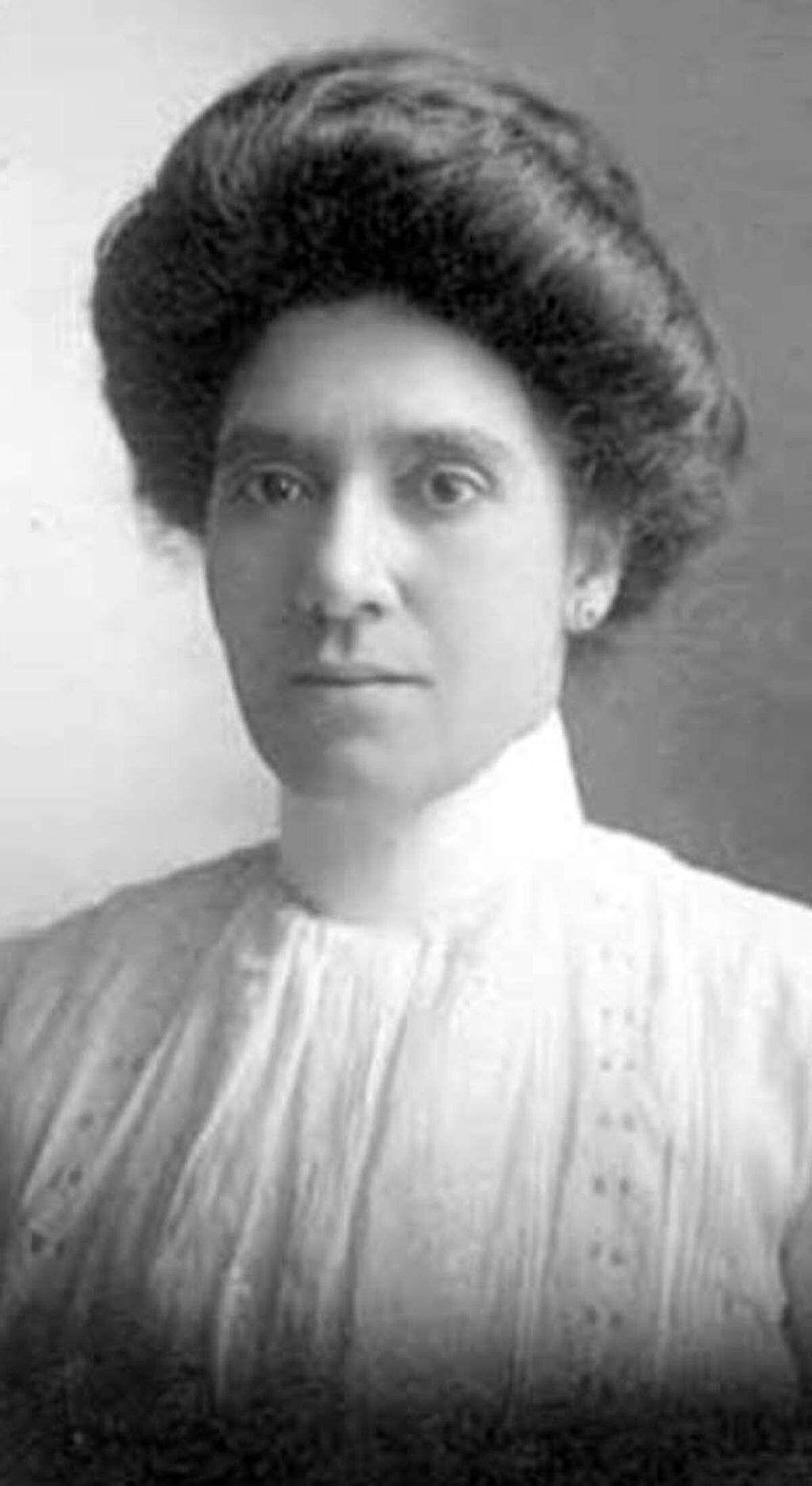 Dr. Nettie J. Asberry was a early civil rights leader in Tacoma. She lived on South 13th Street on Hilltop for more than 50 years.