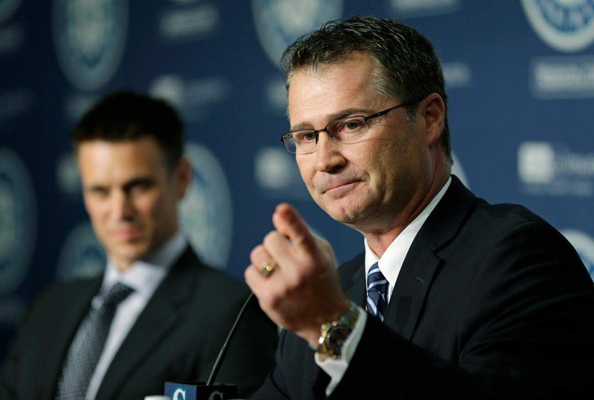 Scott Servais, right, is introduced as the new manager of the Seattle Mariners baseball team by general manager Jerry Dipoto, left, Monday, Oct. 26, 2015, in Seattle. (AP Photo/Ted S. Warren)