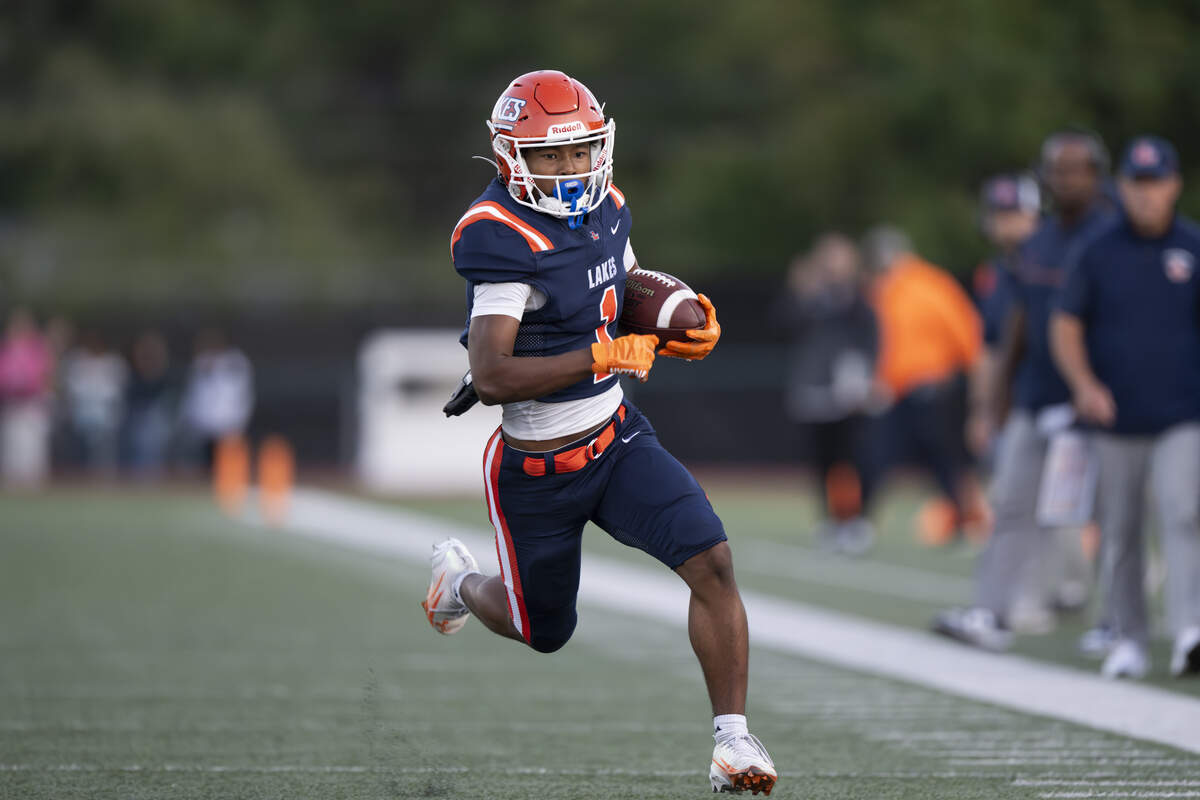 Lakes wide receiver Ean Owens (1) runs after the catch against the Curtis Vikings during the first half of the game at Harry Lang Stadium, on Friday, Sept. 19, 2025, in Lakewood.