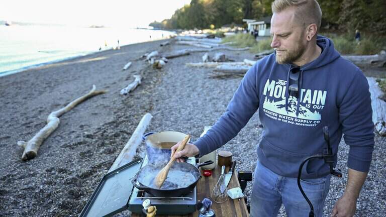 Meet the man who cooks on Puget Sound beaches for an audience of 60,000+