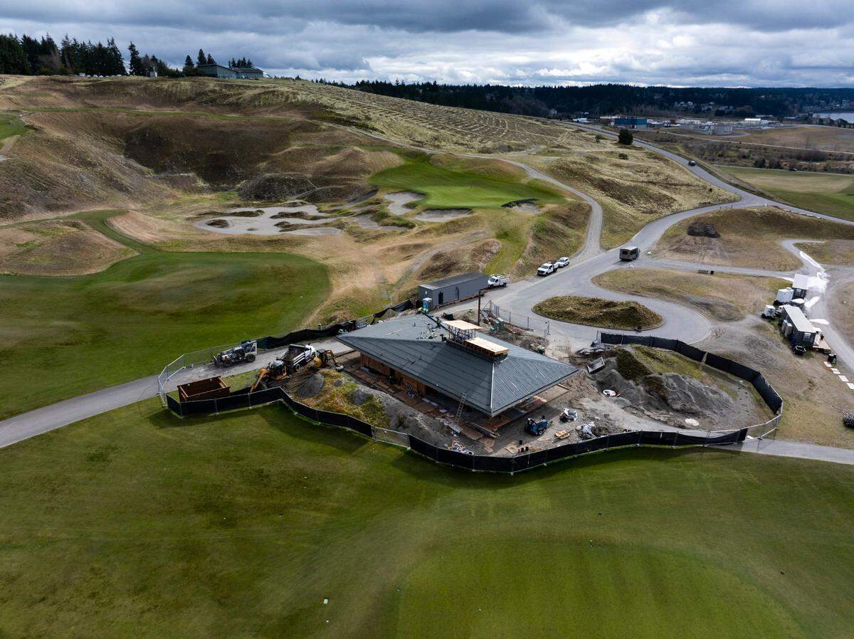 SHKS Architects designed the building to harmonize with the surrounding berms of the links-style golf course. The Turnstand is located where the 1st and 10th holes begin and the 9th and 18th holes end, as well as along more than three miles of paved, public park trails.