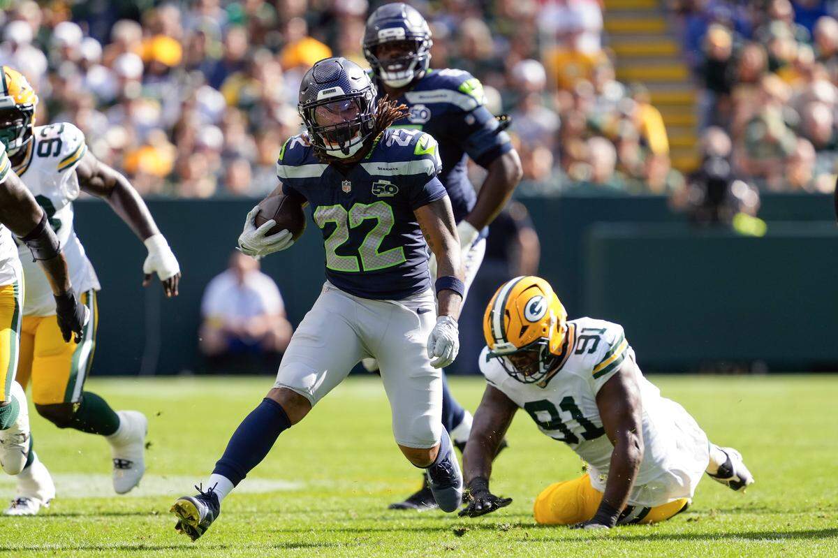 Seattle Seahawks running back Damien Martinez (22) rushes wth the football during the second quarter against the Green Bay Packers at Lambeau Field. Mandatory Credit: Jeff Hanisch-Imagn Images