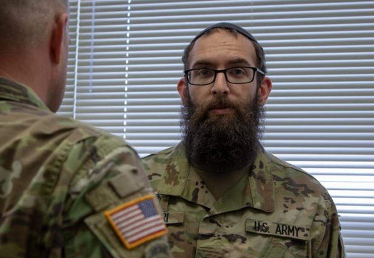 Chaplain Michael Harari receives an Army Commendation Medal from Col. Matthew Braman on Aug. 30, 2018 for his actions to prevent a suicide at Joint Base Lewis-McChord four days earlier. Harari was investigated for anti-LGBT statements he made and is under investigation by the Army for sharing confidential information.