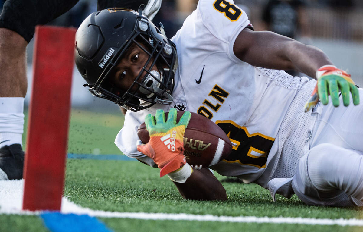 Lincoln’s Jaylen Clark pulls down a touchdown catch during the fourth quarter. Lincoln played Eastside Catholic in the 3A football semifinal game at Sammamish High School in Bellevue, Wash., on Saturday, Nov. 30, 2019.