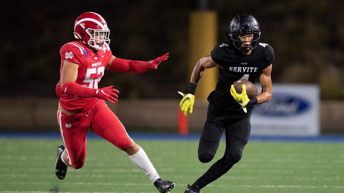 Servite HIgh School’s Tetairoa McMillan (4) sprints past Mater Dei’s Eoghan Kerry (52) during a Trinity League game at Santa Ana Stadium in Santa Ana, Calif. on Saturday, Oct. 23, 2021.