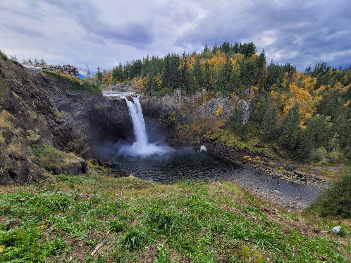 Fall colors begin to set in around Snoqualmie Falls.