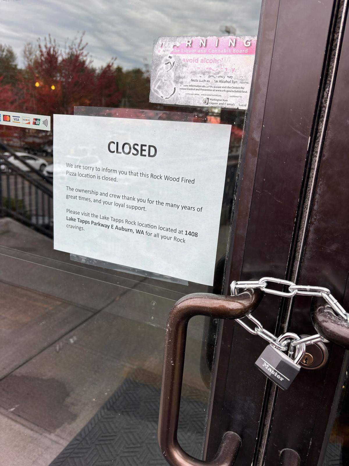 A closure sign posted on the door of The Rock Wood Fired Pizza’s Puyallup location at 4301 South Meridian on Oct. 22, 2025.