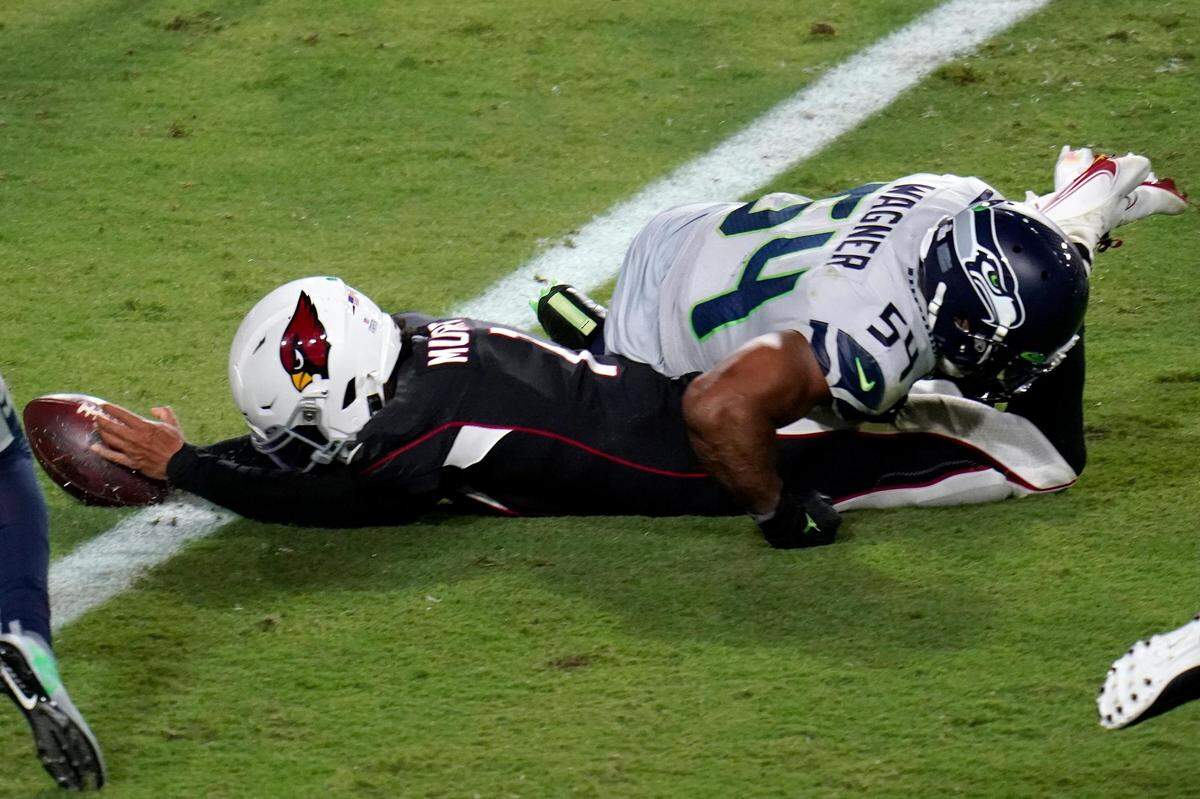 Arizona Cardinals quarterback Kyler Murray (1) dives in for a touchdown as Seattle Seahawks middle linebacker Bobby Wagner (54) defends during the second half of an NFL football game, Sunday, Oct. 25, 2020, in Glendale, Ariz. (AP Photo/Ross D. Franklin)