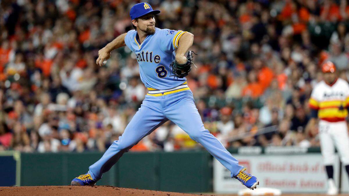 Seattle Mariners starting pitcher Mike Leake throws against the Houston Astros during the first inning of a baseball game Friday, Aug. 10, 2018, in Houston. (AP Photo/David J. Phillip)
