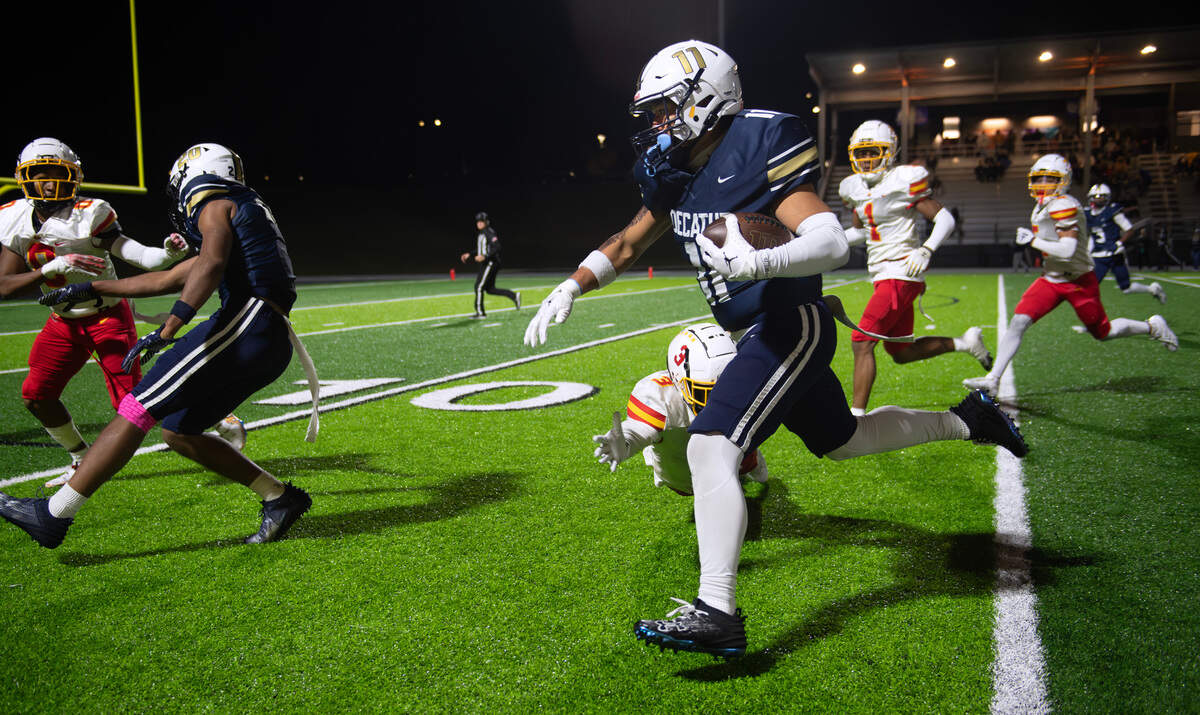 Decatur running back Devin James Caoagdan breaks loose during Friday night’s state football playoff game against the Mount Tahoma Thunderbirds at Federal Way Memorial Stadium in Federal Way, Washington, on Nov. 15, 2024. Mount Tahoma won the game, 23-21.