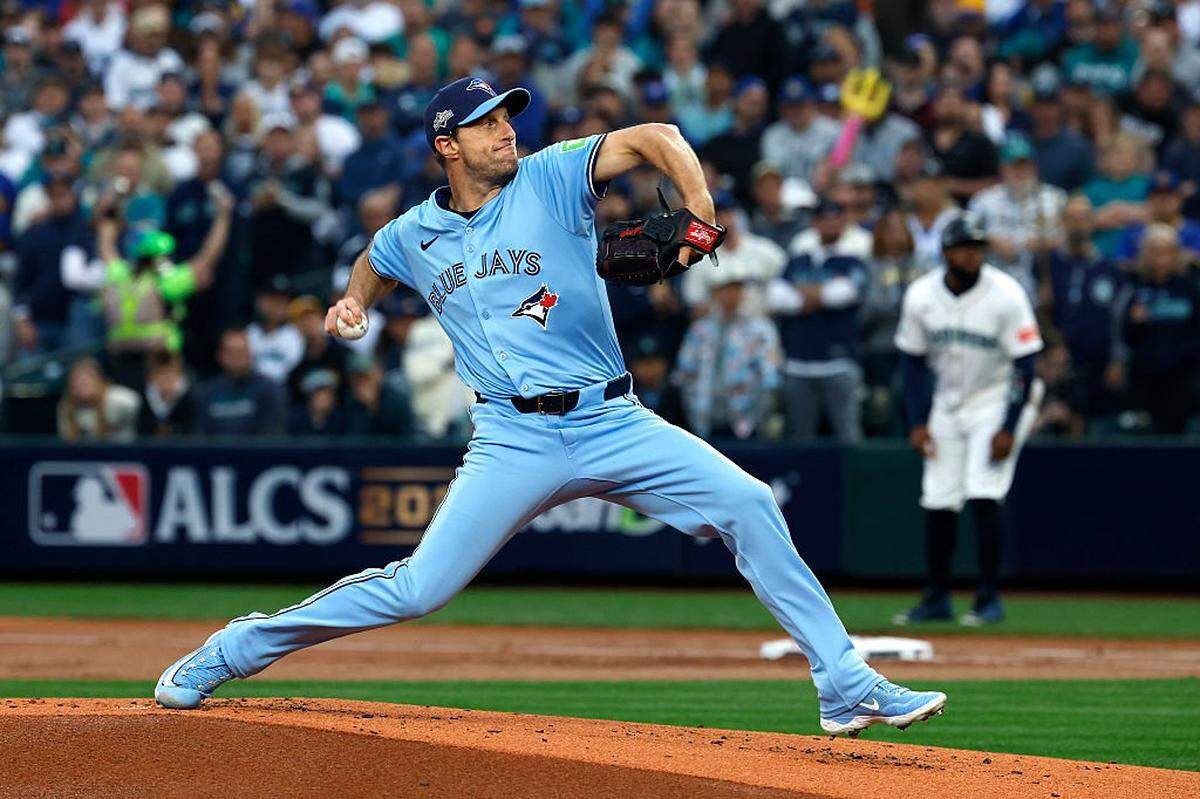 SEATTLE, WASHINGTON - OCTOBER 16: Max Scherzer #31 of the Toronto Blue Jays pitches against the Seattle Mariners during the first inning in game four of the American League Championship Series at T-Mobile Park on October 16, 2025 in Seattle, Washington. (Photo by Alika Jenner/Getty Images)