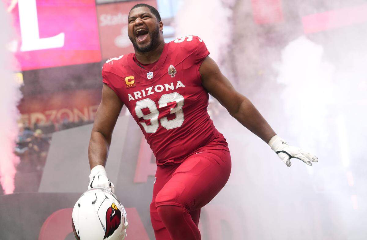 Arizona Cardinals defensive lineman Calais Campbell (93) is introduced before their game against the Carolina Panthers at State Farm Stadium on Sept 14, 2025.