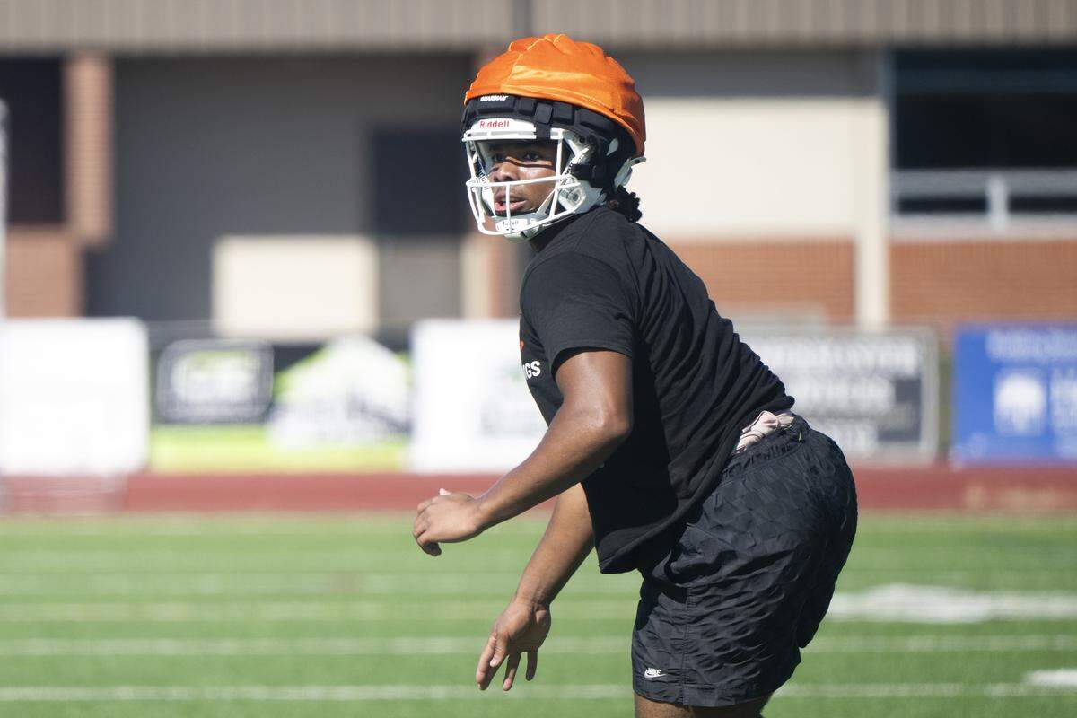 Sumner running back Lance McGee runs drills during a football practice at Sumner High School on Friday, Aug. 22, 2025, in Sumner, Wash.