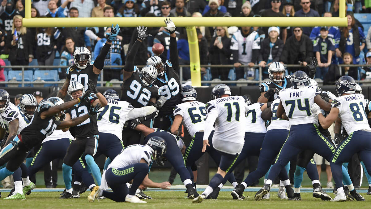Sebastian Janikowski (11), de los Seahawks de Seattle, conecta el field goal del gane ante los Panthers de Carolina, en duelo de la NFL del domingo 25 de noviembre de 2018, en Charlotte, Carolina del Norte. (AP Foto/Mike McCarn)