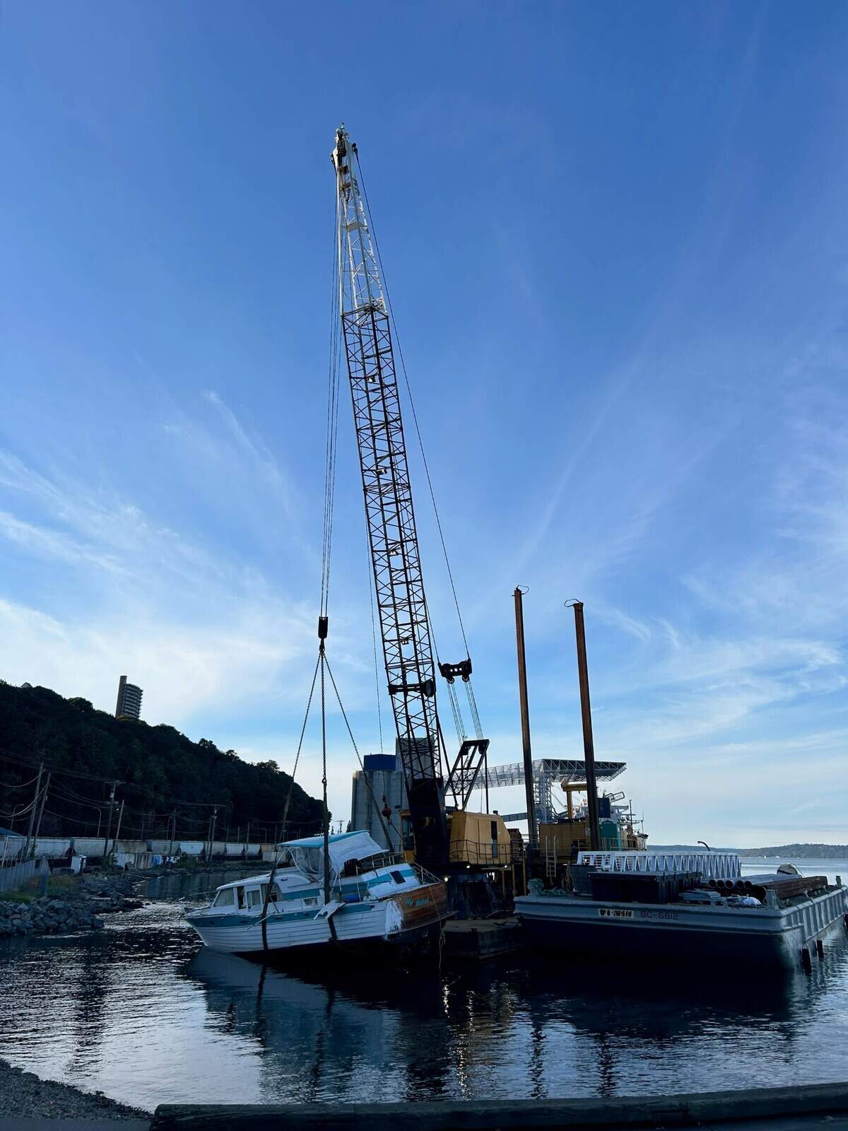 A beached boat was removed on Monday evening after sitting at Thea’s Park for a week.