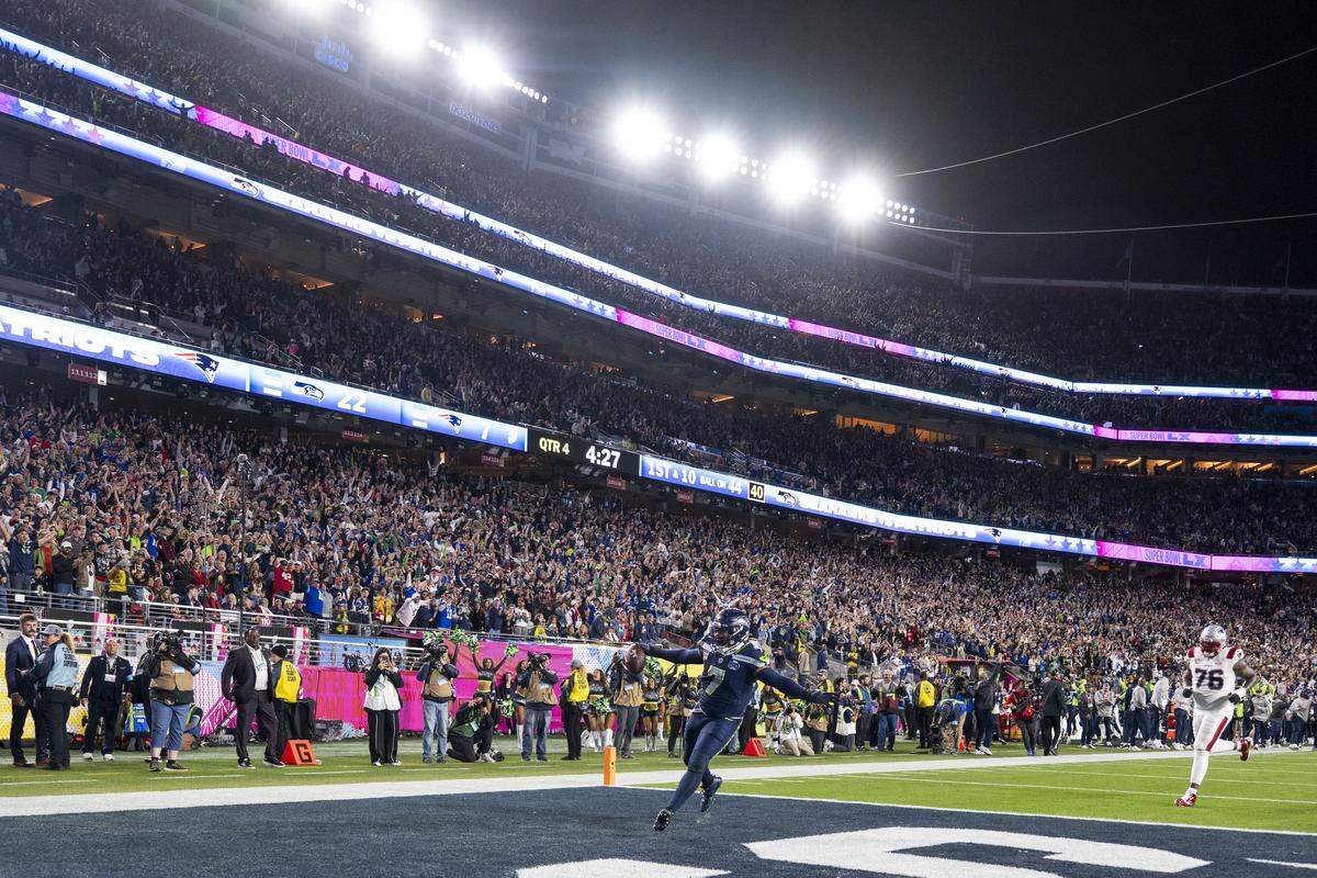 Seattle Seahawks linebacker Uchenna Nwosu (7) celebrates as he runs into the end zone after picking up a fumble by New England Patriots quarterback Drake Maye (10) during the fourth quarter of Super Bowl LX at Levi's Stadium on Feb. 8, 2026 in Santa Clara, Calif.