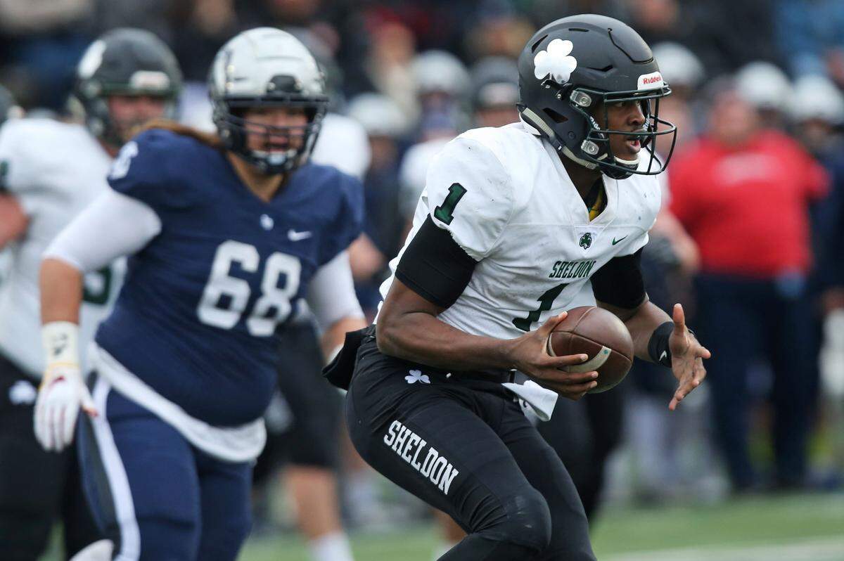 Micheal Johnson Jr. scrambles against Lake Oswego during the second quarter at Hillsboro Stadium. [Chris Pietsch/The Register-Guard] - registerguard.com