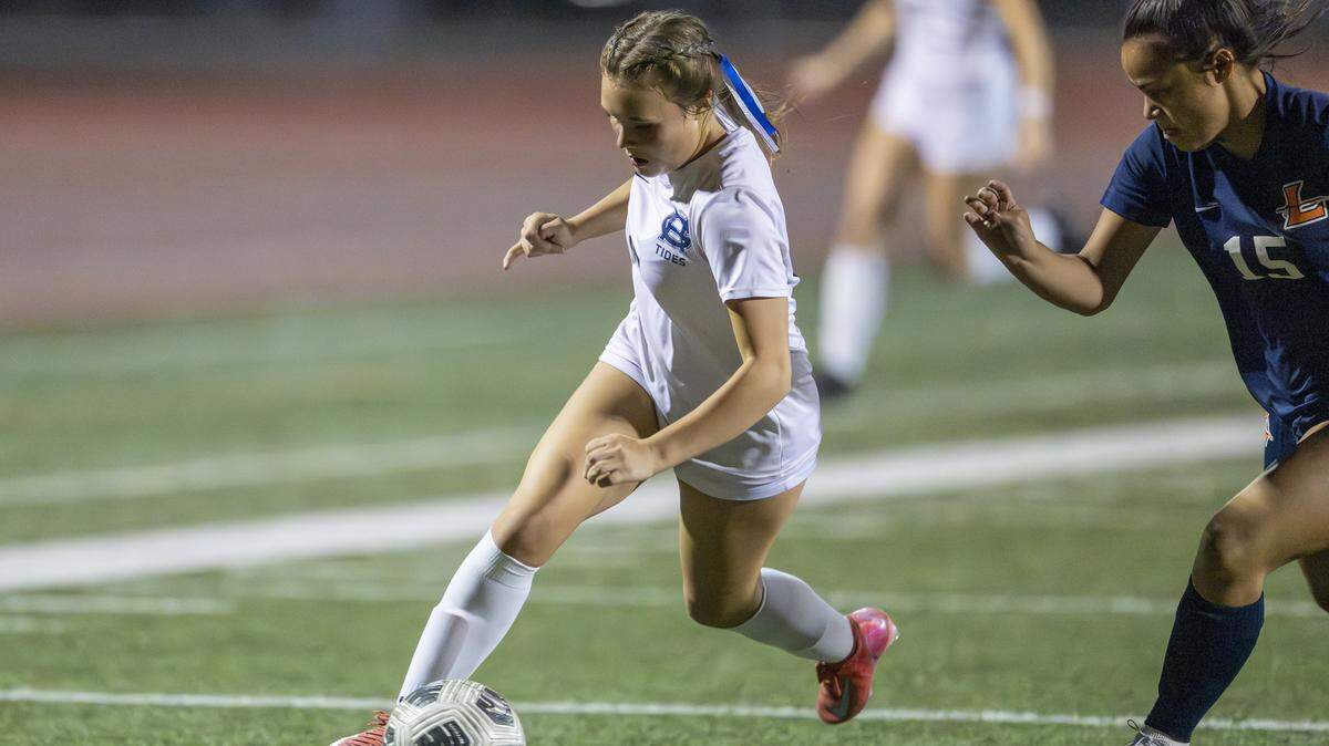 Gig Harbor junior Janelle Jones (15) breaks away from Lakes junior Viana Tabares Del Corzzo (15) during a game on Tuesday, Sept. 16, 2025, in Lakewood, Wash.