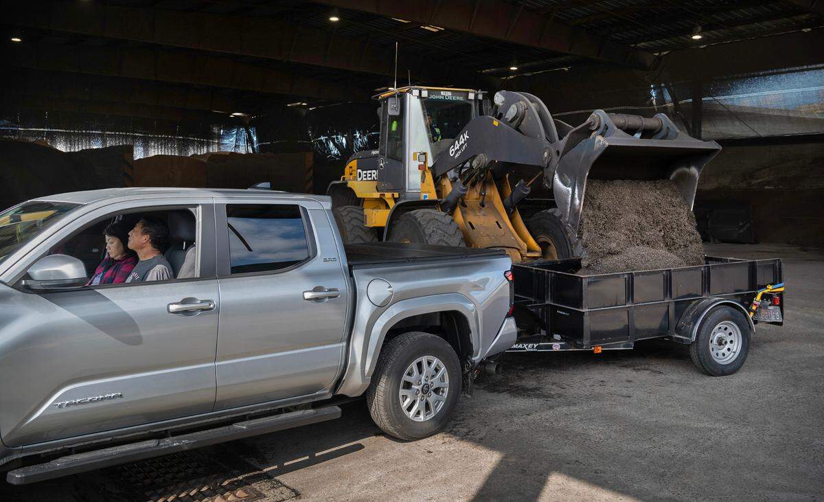 Sivmeng and Sam Kuoch of Tacoma pick up a trailer load of TAGRO topsoil mix to use on their garden at the TAGRO facility in Tacoma, Washington, on Wednesday, Sept. 18, 2024.