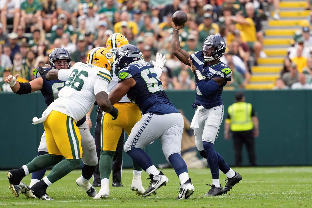 Seattle Seahawks quarterback Jalen Milroe throws a pass during warmups prior to the game against the Seattle Seahawks at Lambeau Field. Mandatory Credit: Jeff Hanisch-Imagn Images