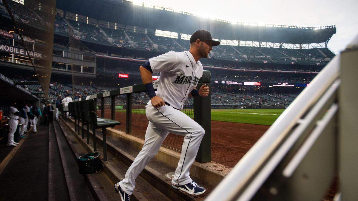 Seattle Mariners right fielder Mitch Haniger (17) takes the field for warm ups. The Seattle Mariners played the San Francisco Giants in a Major League Baseball game at T-Mobile Park in Seattle, Wash., on Thursday, April 1, 2021.