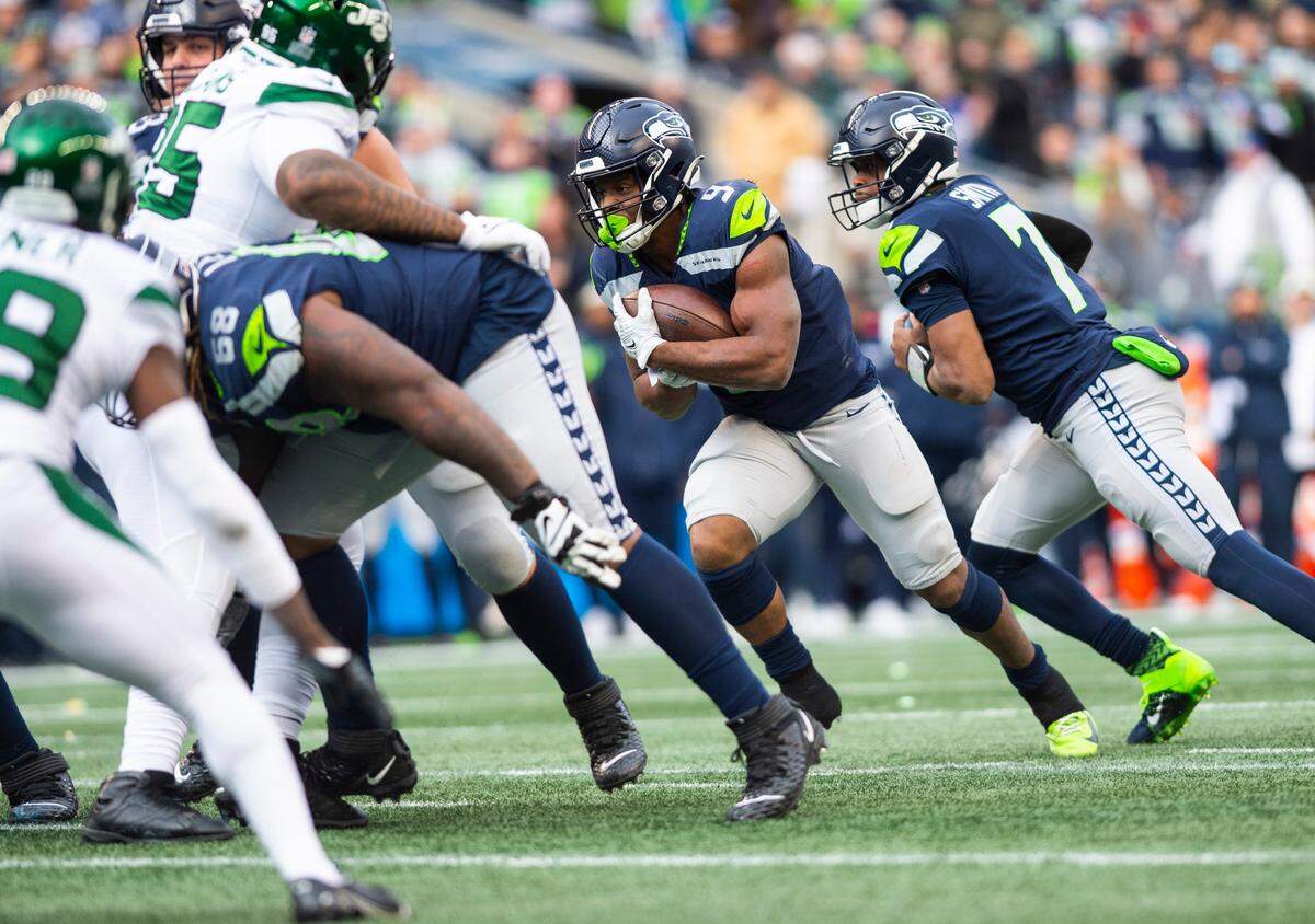 Seattle Seahawks running back Kenneth Walker III (9) runs with the ball in the first quarter of an NFL game at Lumen Field in Seattle Wash. on Jan. 1, 2023.