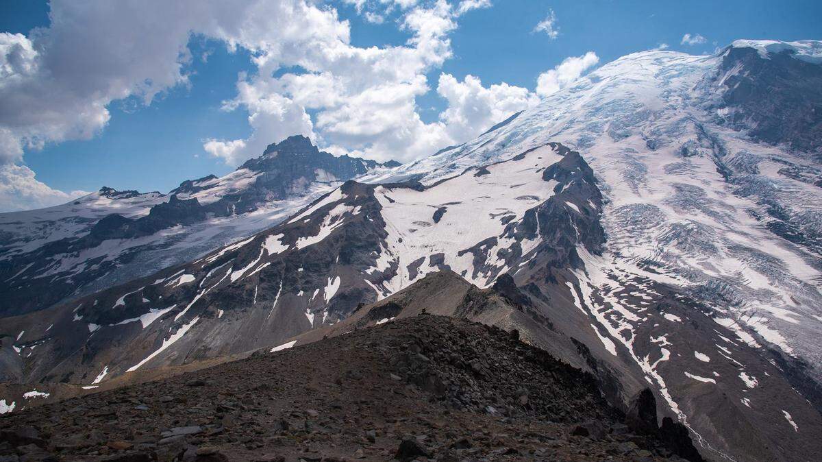A Seattle man died this week in a climbing accident at Mount Rainier National Park.