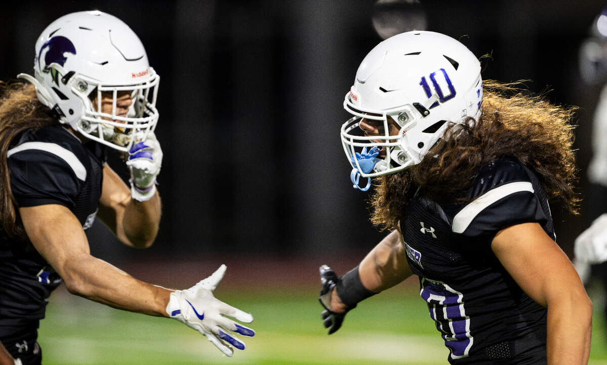 Sumner’s Dillon Titialii (10) reacts to an open-field tackle for a loss against the Puyallup Vikings during the second half of the game at Sumner High School, on Thursday, Oct. 3, 2024, in Sumner, Wash.
