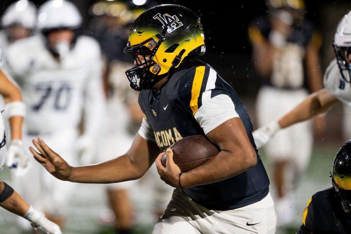 Lincoln’s Jadeon Scranton (8) carries the ball against Bellarmine Prep during the second half of the game at Lincoln High School, on Friday, Oct. 18, 2024, in Tacoma.