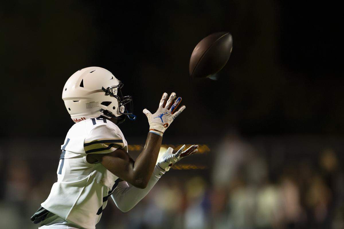 Decatur Golden Gators wide receiver Scottie Dinwiddie (14) catches a touchdown pass during the second half of the game against the Enumclaw Hornets at Pete’s Pool, on Thursday, Sept. 4, 2025, in Enumclaw, Wash.