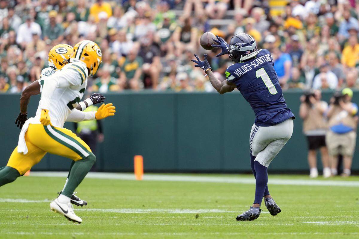Seattle Seahawks wide receiver Marquez Valdes-Scantling (1) catches a pass during the second quarter against the Green Bay Packers at Lambeau Field. Mandatory Credit: Jeff Hanisch-Imagn Images
