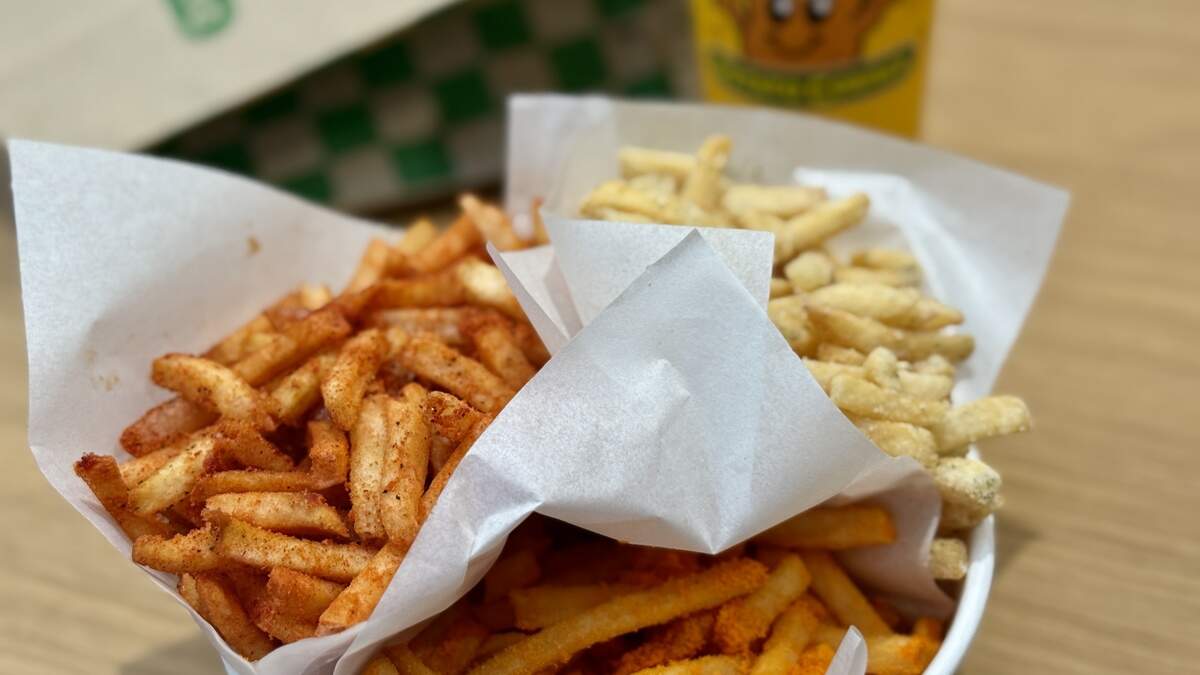 Buckets of fries and tater tots are served at new Tacoma Mall restaurant
