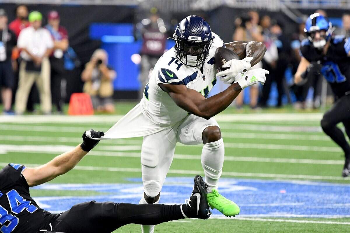 Seattle Seahawks wide receiver DK Metcalf attempts to break a tackle from Detroit Lions linebacker Alex Anzalone (34) in the first quarter at Ford Field, in Detroit, Mich. Mandatory Credit: Eamon Horwedel-Imagn Images